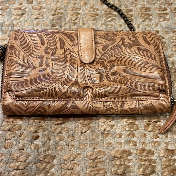 Elegant Tan Leather Women's Bag - Picture 2 of 12